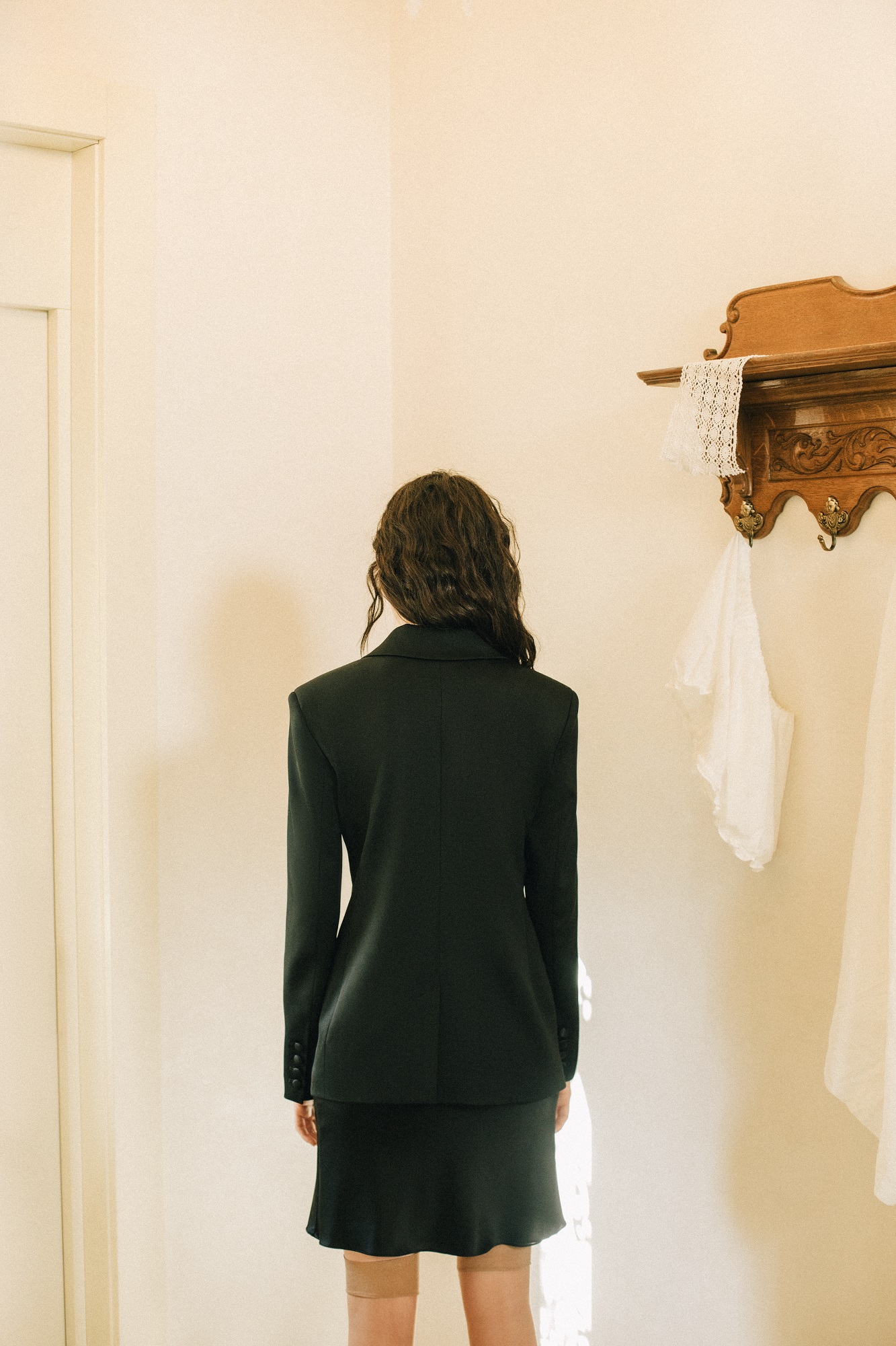 Жакет двубортный из костюмной шерсти с атласным лацканом